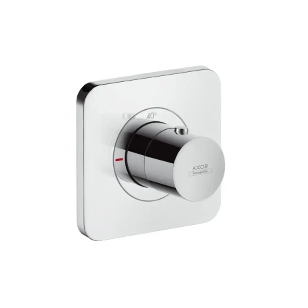 Thermostat in Chrom von AXOR, montiert auf einer quadratischen weißen Wandplatte, mit einem Drehregler zur Temperatureinstellung und rot gefärbter Anzeige.